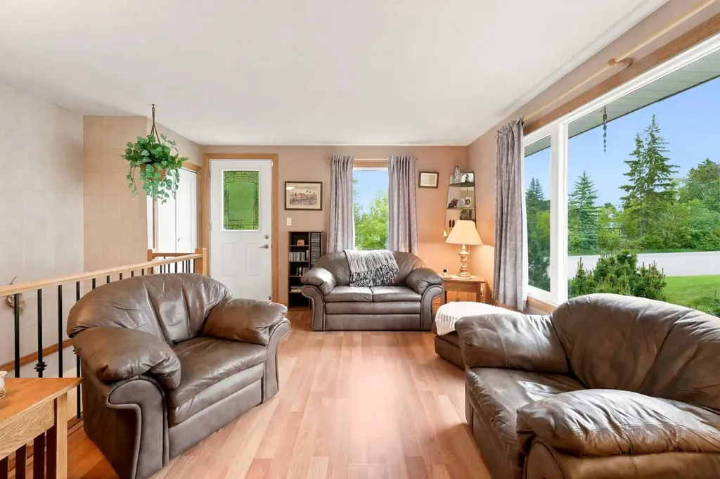 4618 48 Street Sylvan Lake AB T4S 1L5