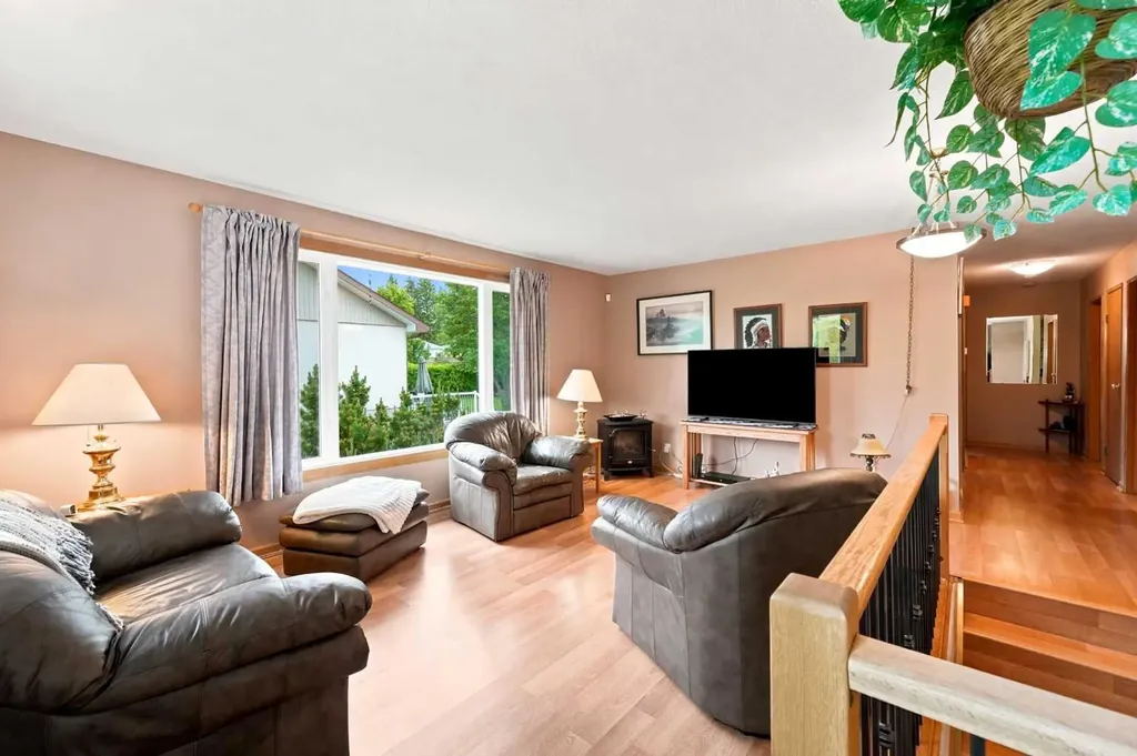 4618 48 Street Sylvan Lake AB T4S 1L5