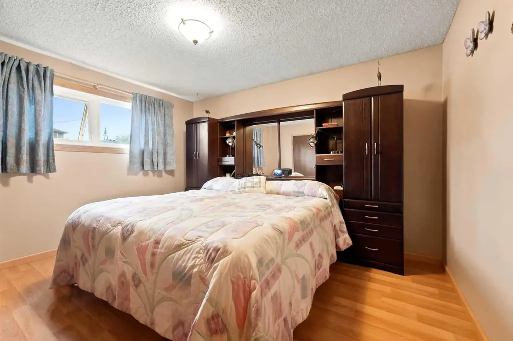 4618 48 Street Sylvan Lake AB T4S 1L5