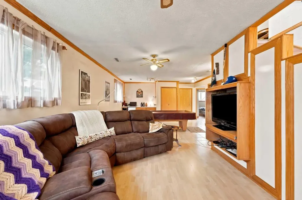 4618 48 Street Sylvan Lake AB T4S 1L5