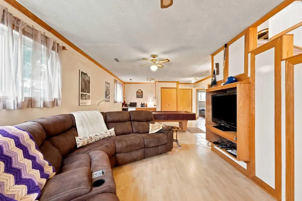 4618 48 Street Sylvan Lake AB T4S 1L5