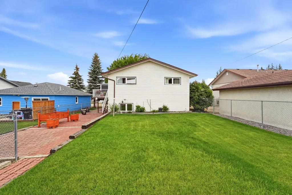 4618 48 Street Sylvan Lake AB T4S 1L5