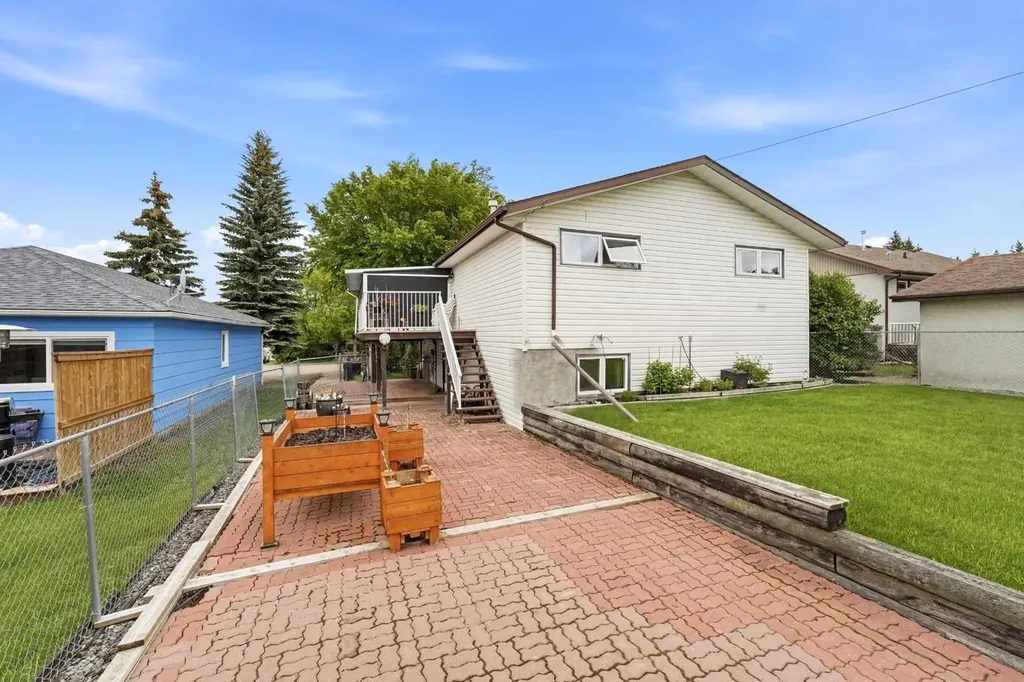 4618 48 Street Sylvan Lake AB T4S 1L5