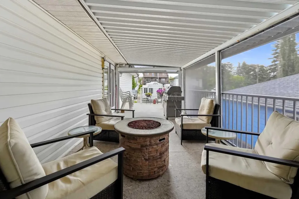 4618 48 Street Sylvan Lake AB T4S 1L5