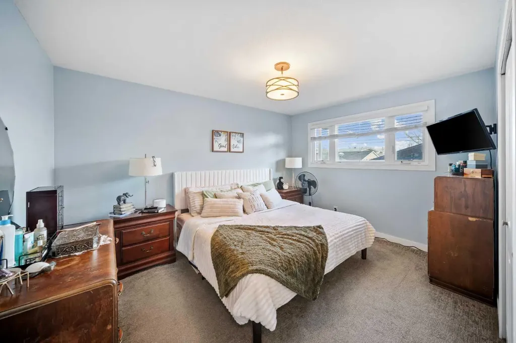 5516 Taylor Crescent NE Calgary AB T2K 3V8