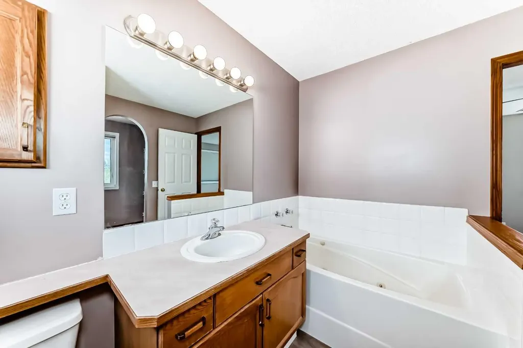 177 Douglas Glen Heath SE Calgary AB T2Z 2N1