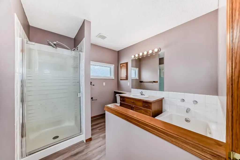177 Douglas Glen Heath SE Calgary AB T2Z 2N1
