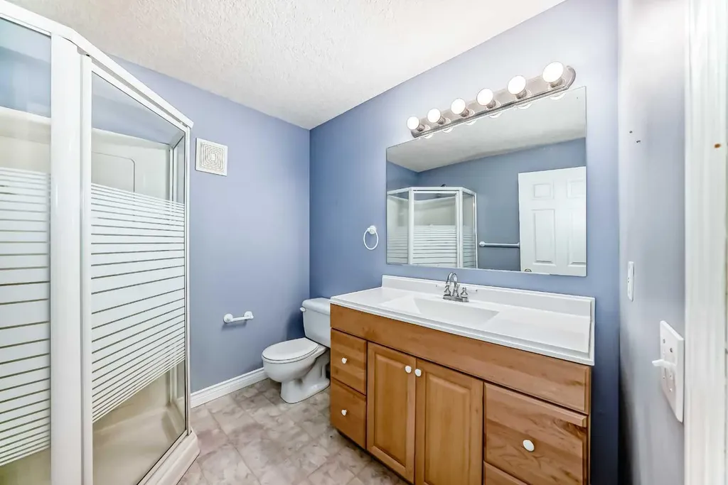 177 Douglas Glen Heath SE Calgary AB T2Z 2N1