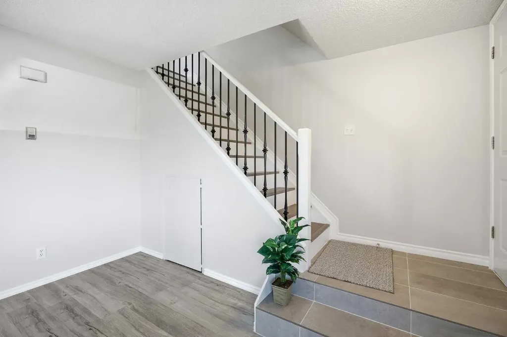 3809 45 Street SW Calgary AB T3E 3H4