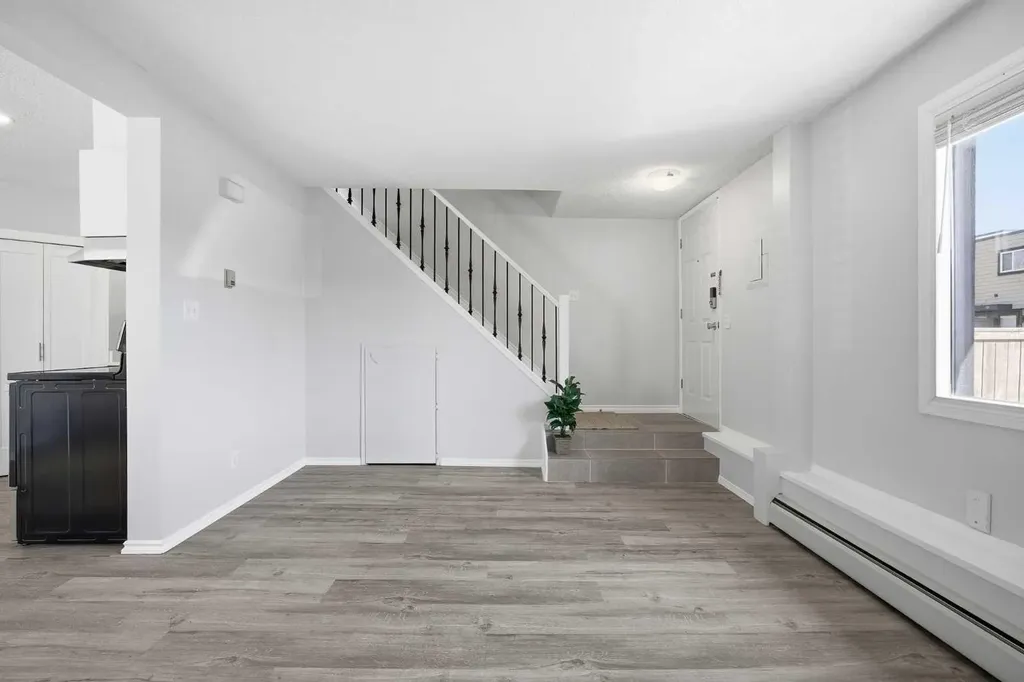3809 45 Street SW Calgary AB T3E 3H4