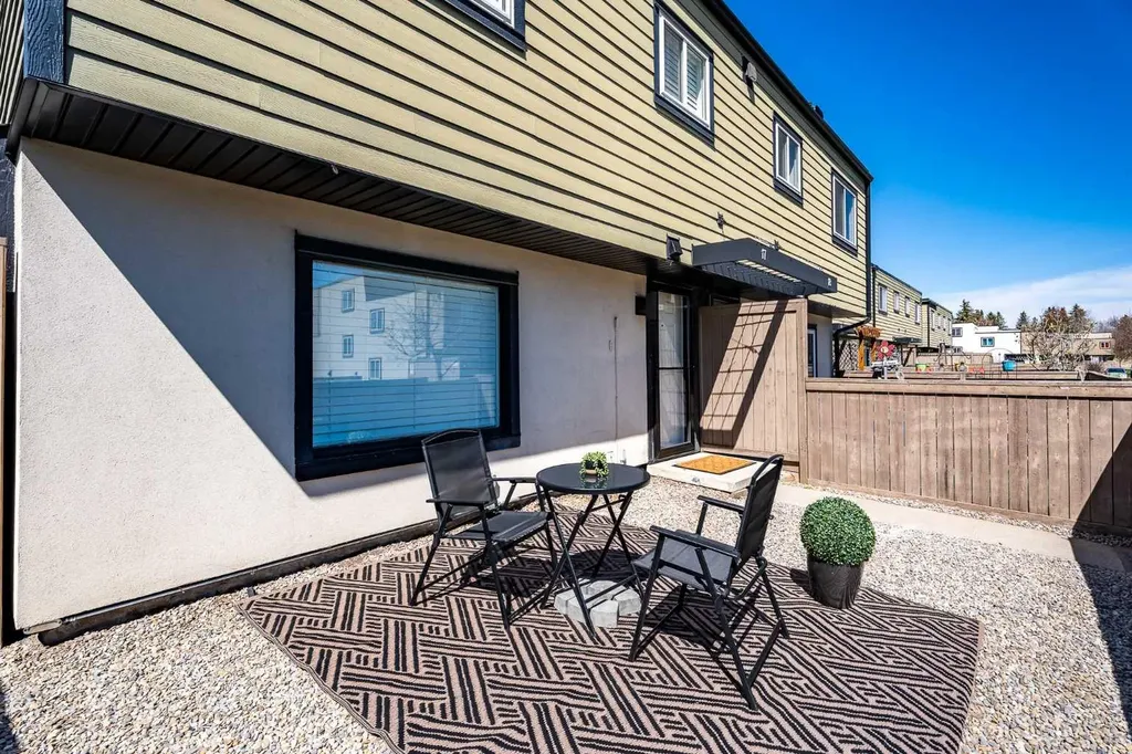 3809 45 Street SW Calgary AB T3E 3H4