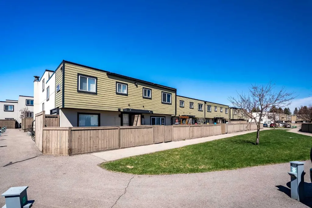 3809 45 Street SW Calgary AB T3E 3H4