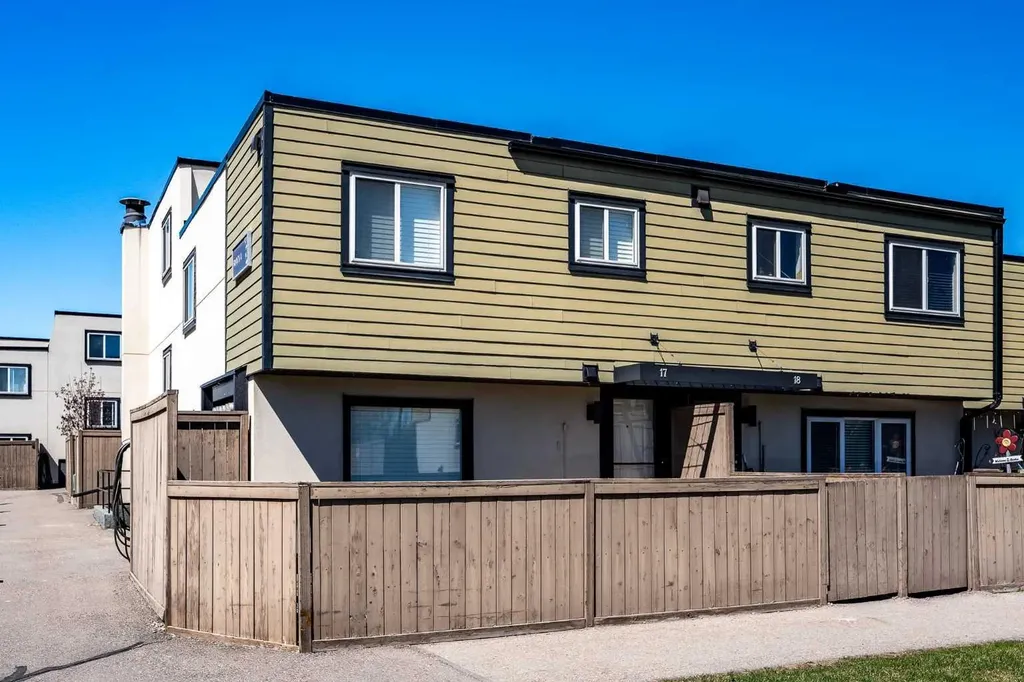 3809 45 Street SW Calgary AB T3E 3H4