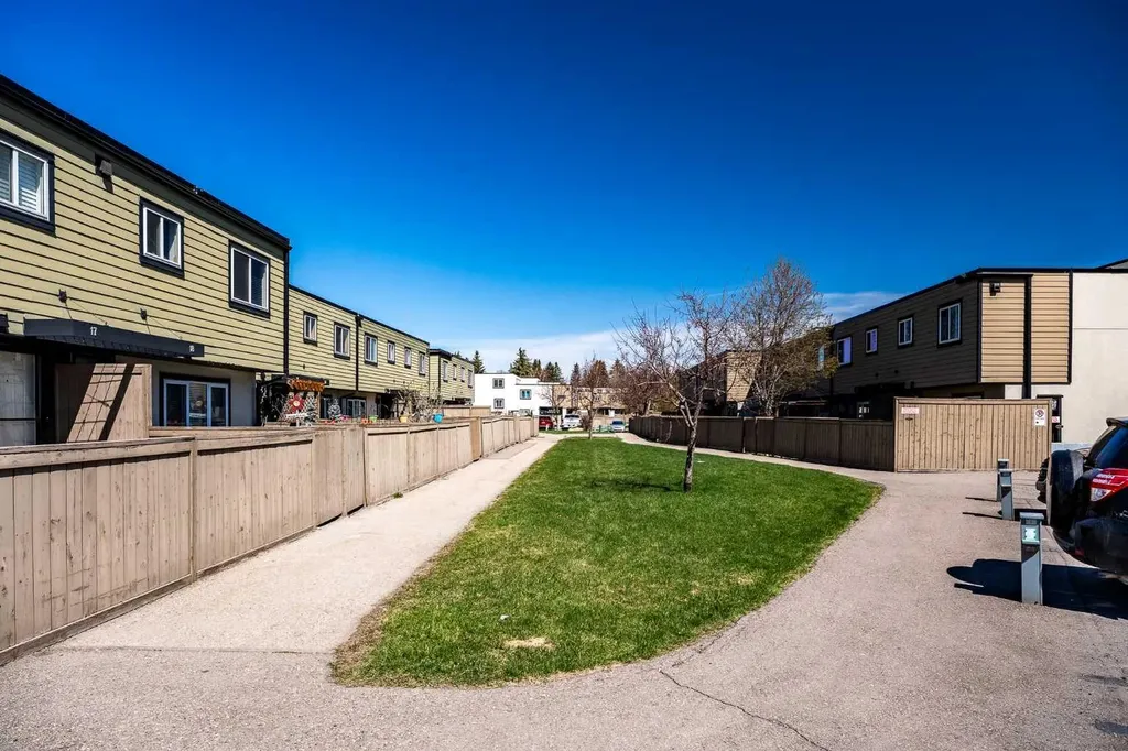 3809 45 Street SW Calgary AB T3E 3H4