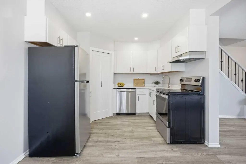 3809 45 Street SW Calgary AB T3E 3H4