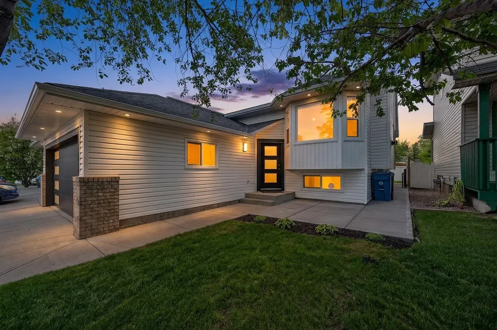 215 Del Ray Road NE Calgary AB T1Y 6V9