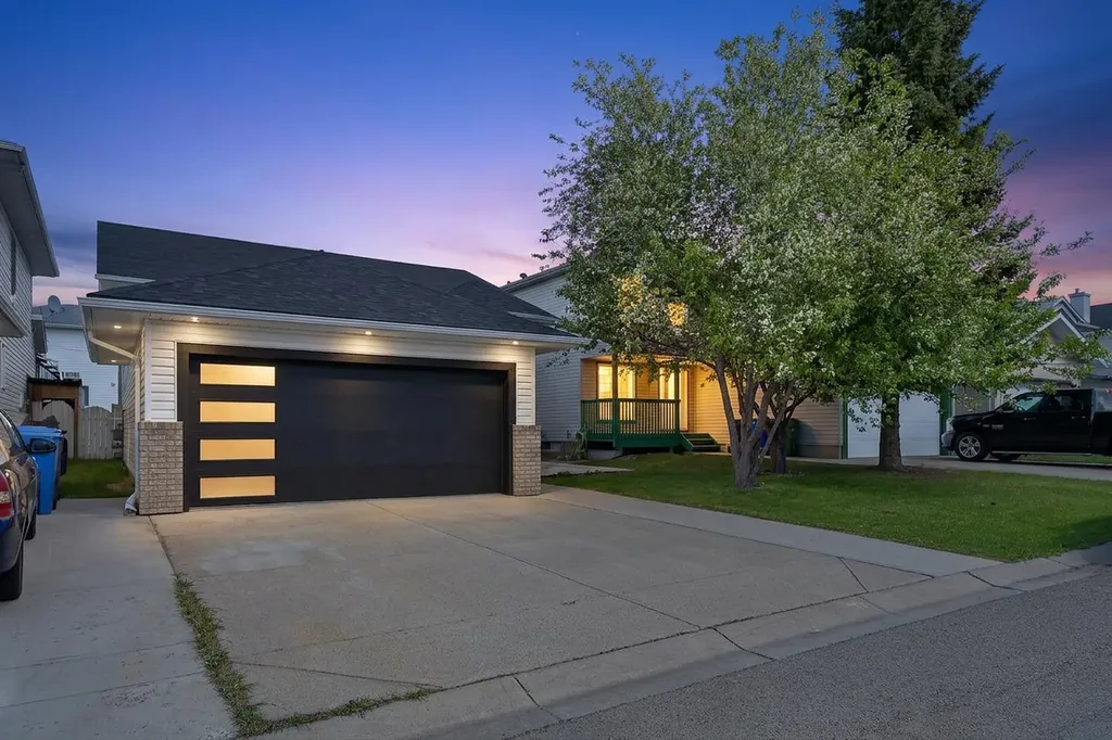 215 Del Ray Road NE Calgary AB T1Y 6V9