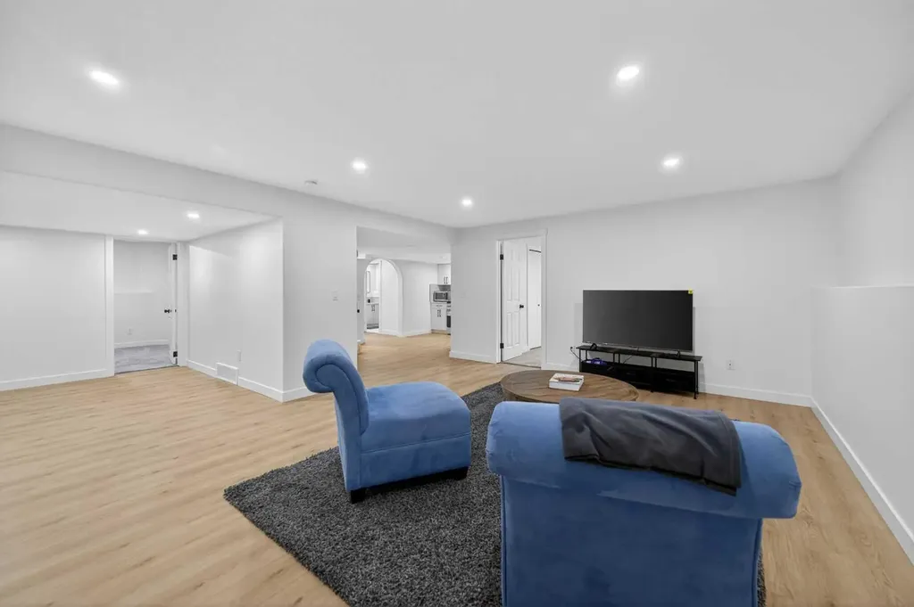 215 Del Ray Road NE Calgary AB T1Y 6V9