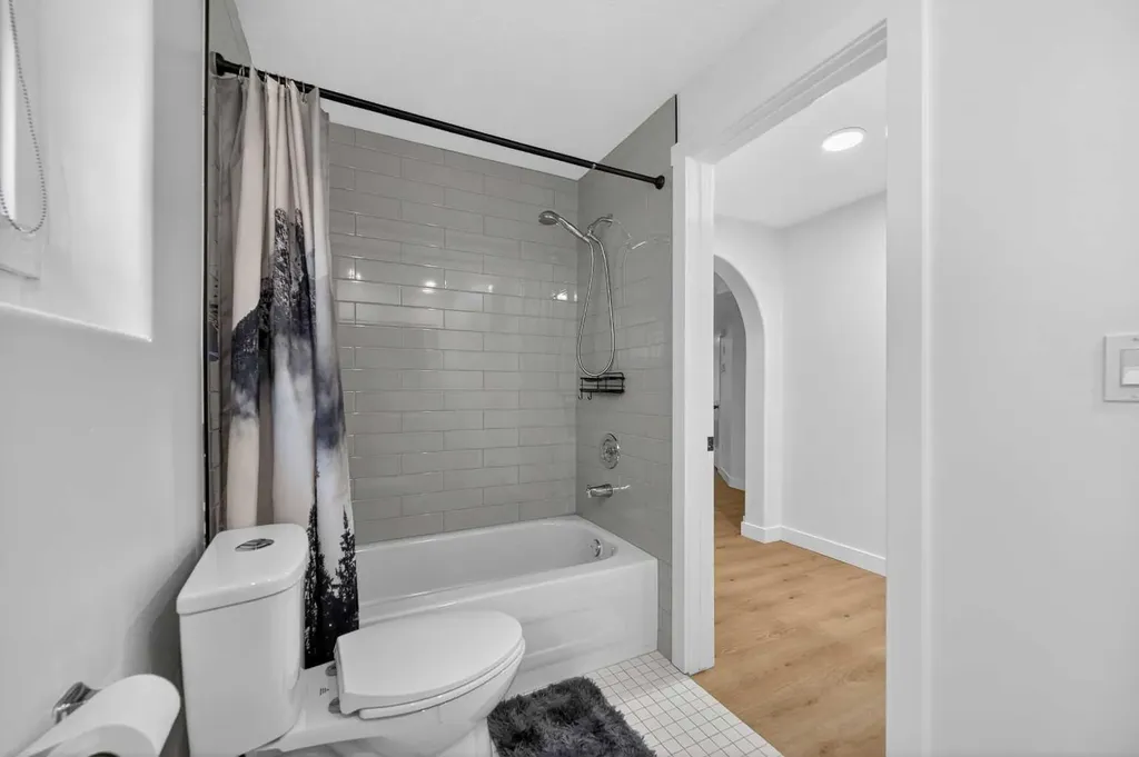 215 Del Ray Road NE Calgary AB T1Y 6V9