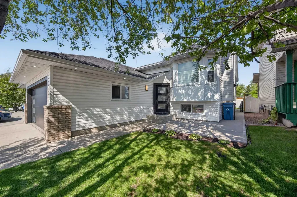 215 Del Ray Road NE Calgary AB T1Y 6V9