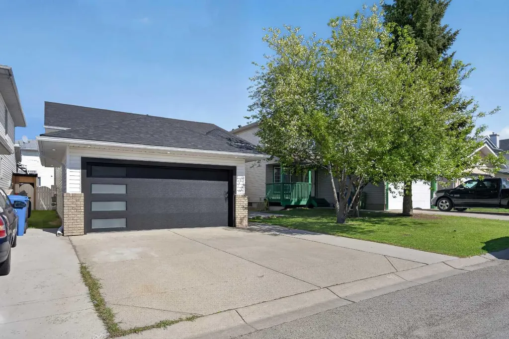 215 Del Ray Road NE Calgary AB T1Y 6V9