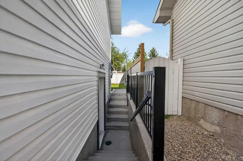 215 Del Ray Road NE Calgary AB T1Y 6V9