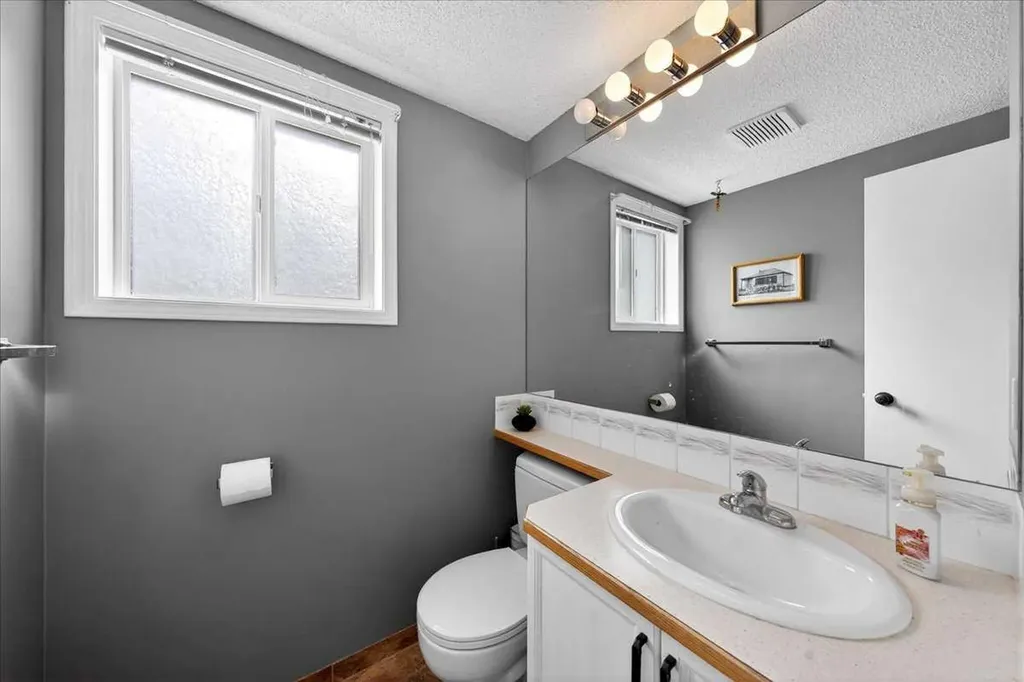 166 Mt Lorette Close SE Calgary AB T2Z 2L7