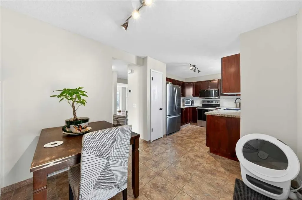 166 Mt Lorette Close SE Calgary AB T2Z 2L7