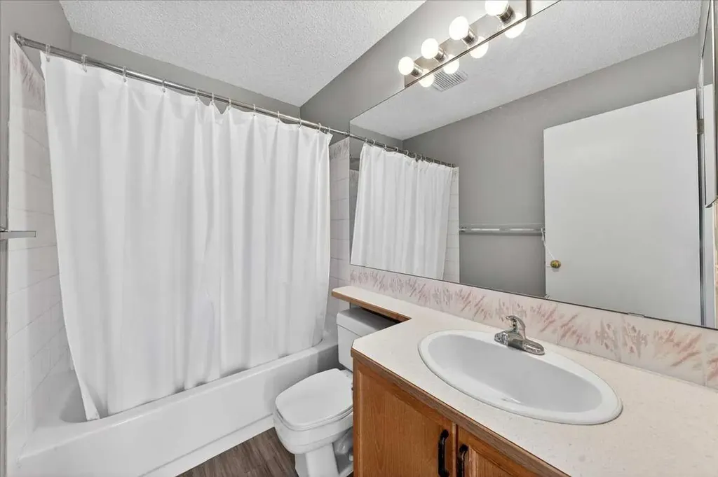 166 Mt Lorette Close SE Calgary AB T2Z 2L7