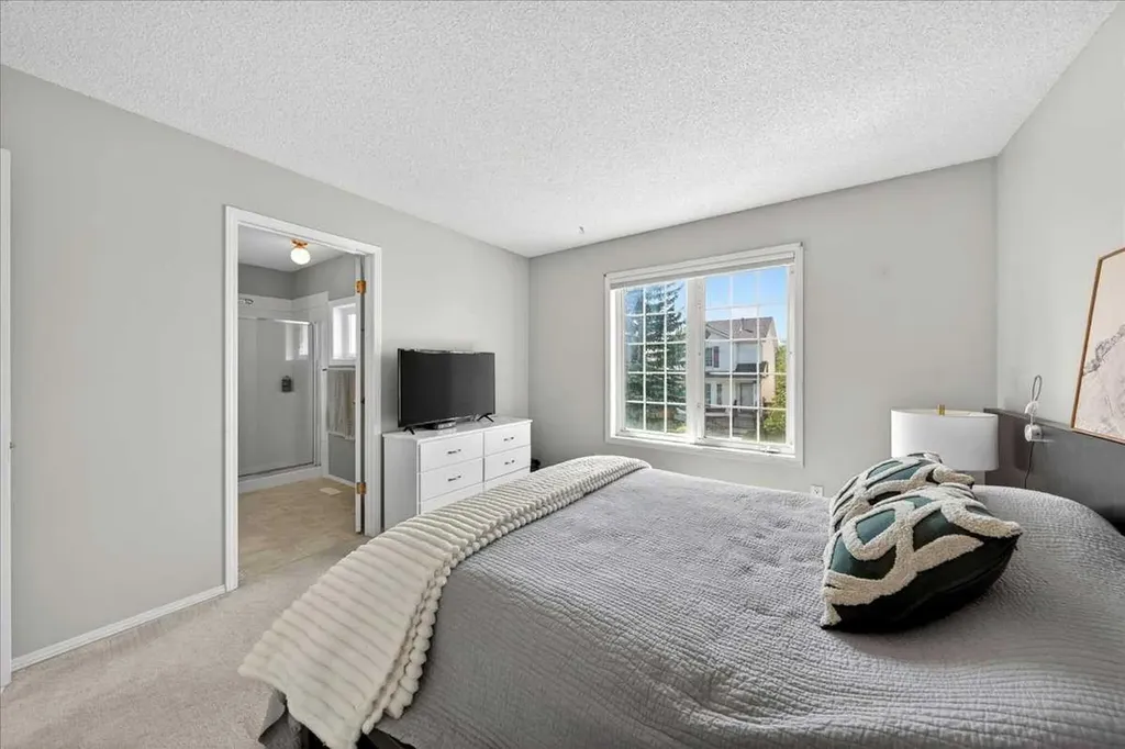166 Mt Lorette Close SE Calgary AB T2Z 2L7