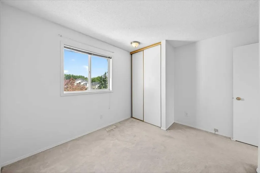 166 Mt Lorette Close SE Calgary AB T2Z 2L7