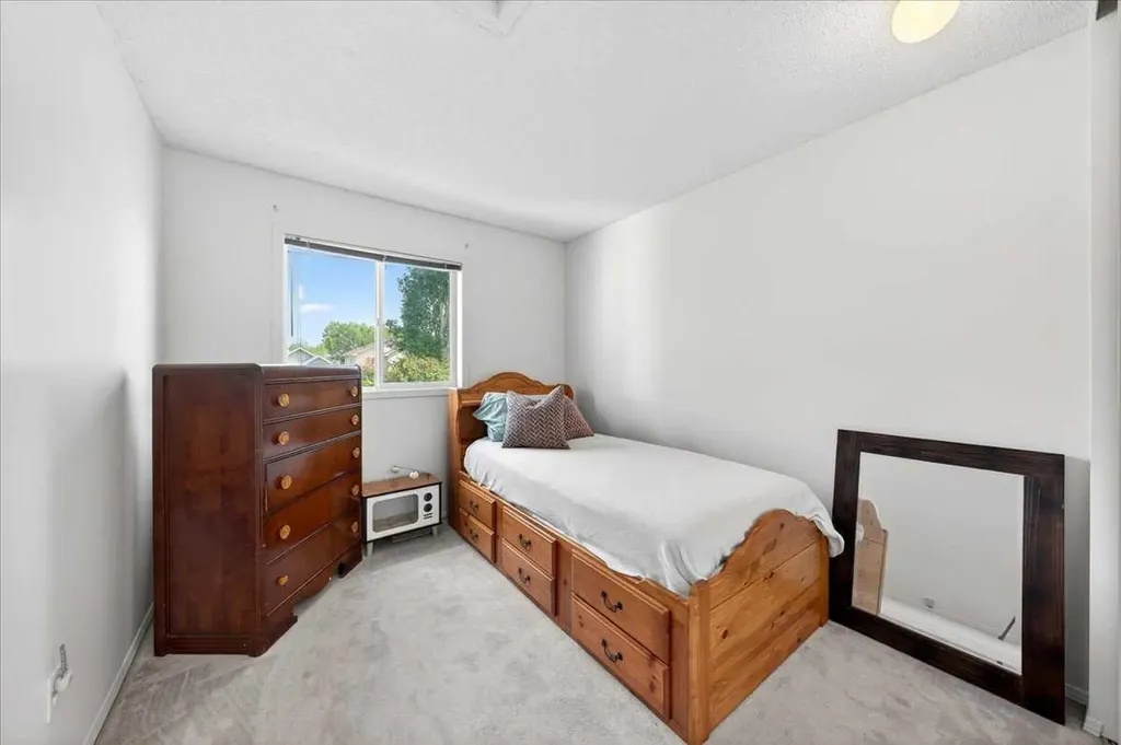 166 Mt Lorette Close SE Calgary AB T2Z 2L7