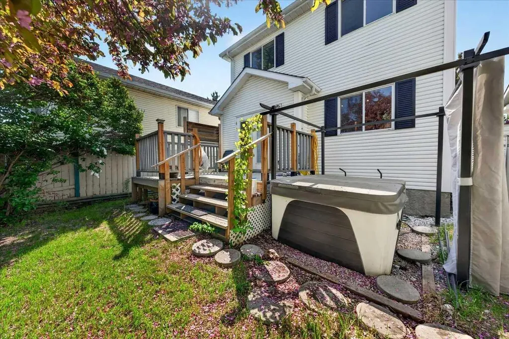 166 Mt Lorette Close SE Calgary AB T2Z 2L7