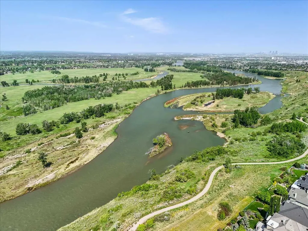 166 Mt Lorette Close SE Calgary AB T2Z 2L7