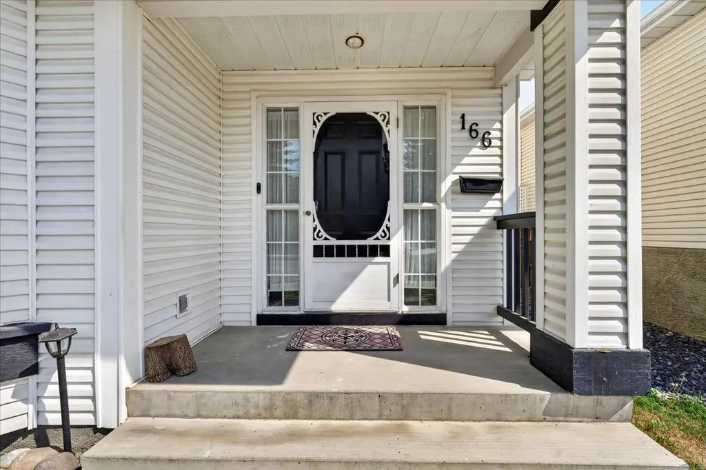 166 Mt Lorette Close SE Calgary AB T2Z 2L7