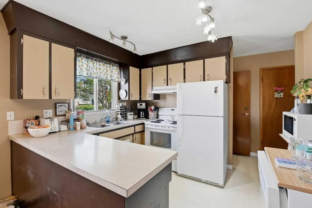 4726 47 Avenue Lacombe AB T4L 1T9