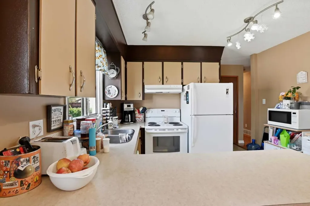 4726 47 Avenue Lacombe AB T4L 1T9