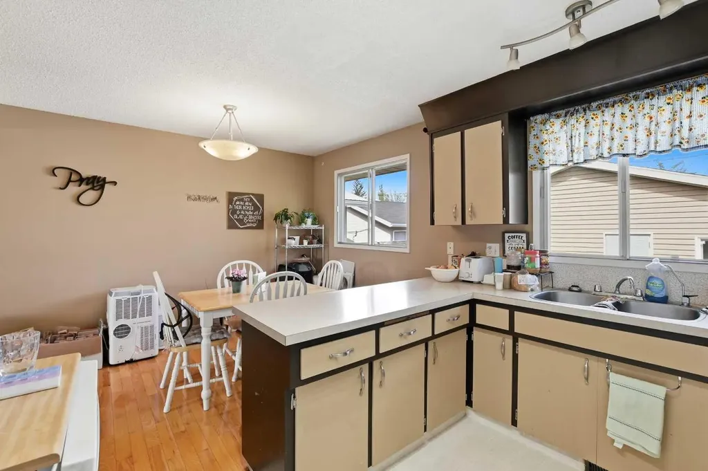 4726 47 Avenue Lacombe AB T4L 1T9
