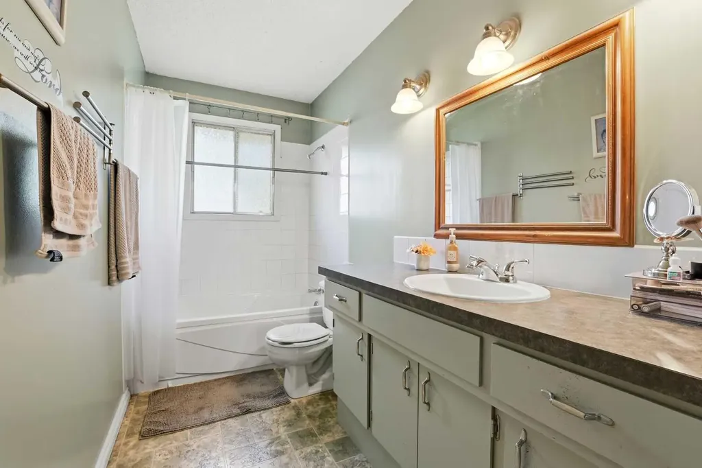 4726 47 Avenue Lacombe AB T4L 1T9