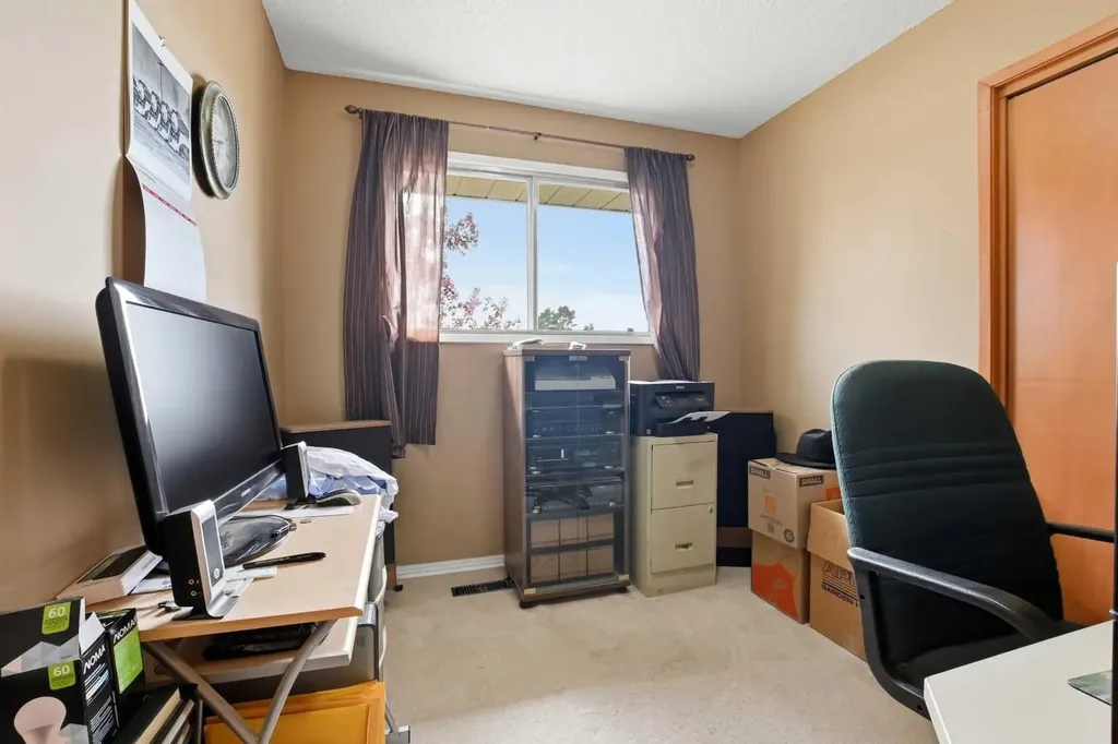 4726 47 Avenue Lacombe AB T4L 1T9