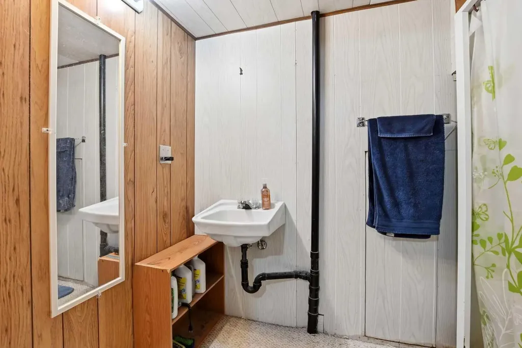 4726 47 Avenue Lacombe AB T4L 1T9