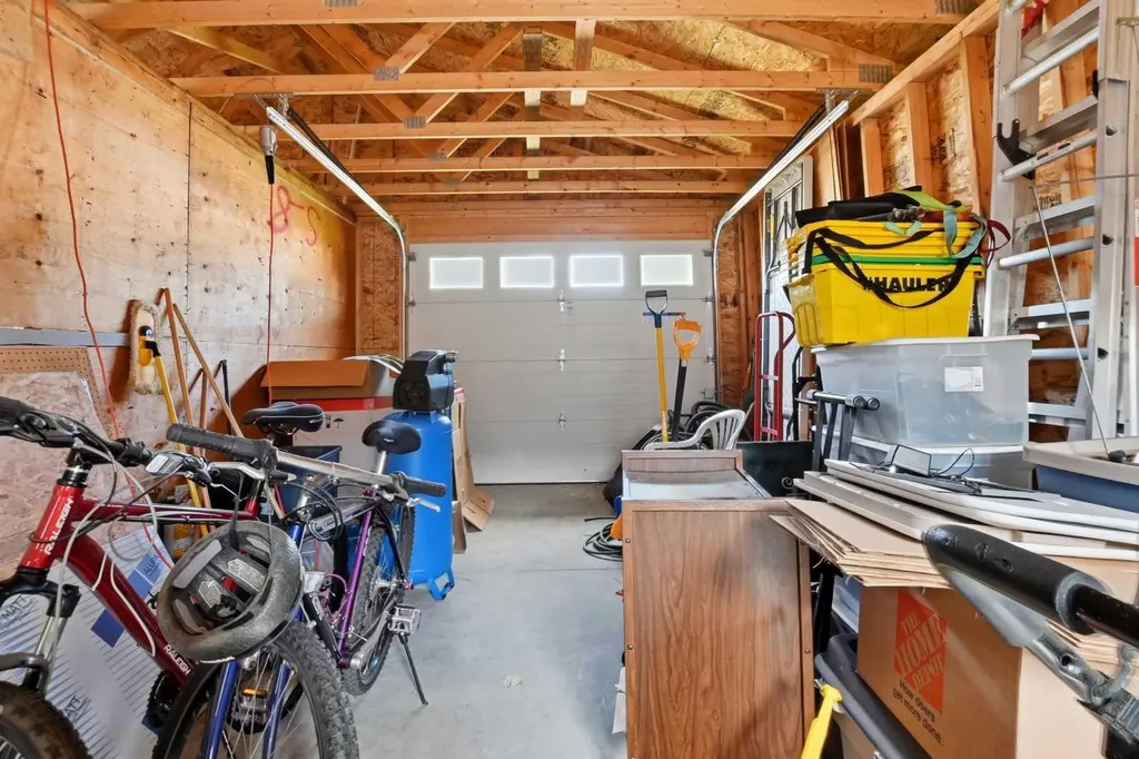 4726 47 Avenue Lacombe AB T4L 1T9