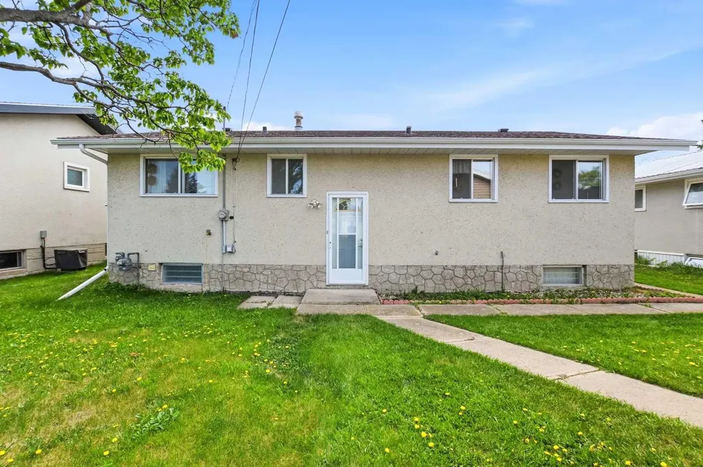 4726 47 Avenue Lacombe AB T4L 1T9