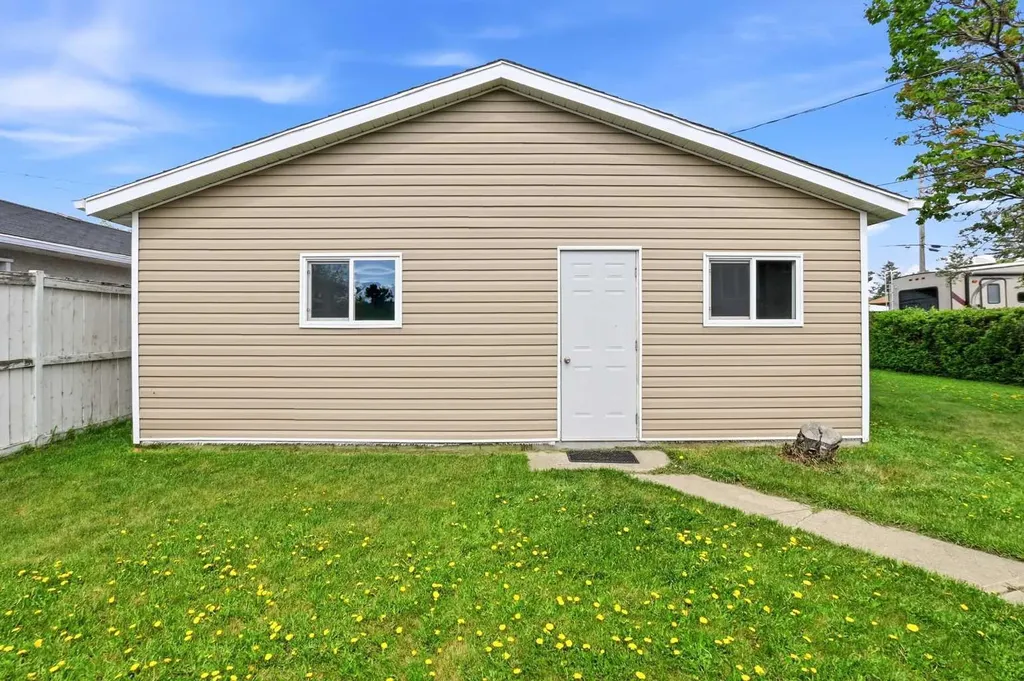 4726 47 Avenue Lacombe AB T4L 1T9