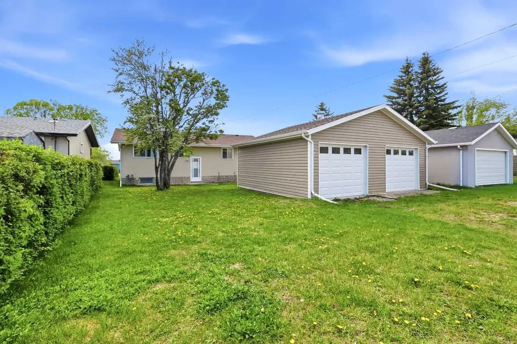 4726 47 Avenue Lacombe AB T4L 1T9