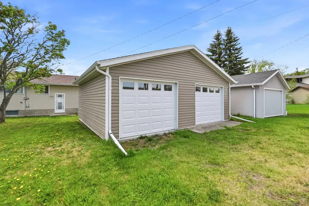 4726 47 Avenue Lacombe AB T4L 1T9