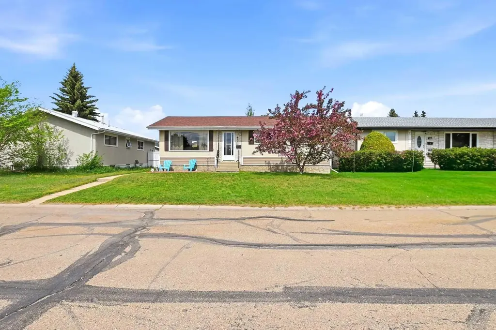 4726 47 Avenue Lacombe AB T4L 1T9