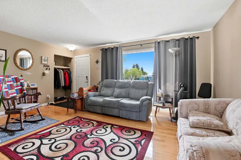 4726 47 Avenue Lacombe AB T4L 1T9
