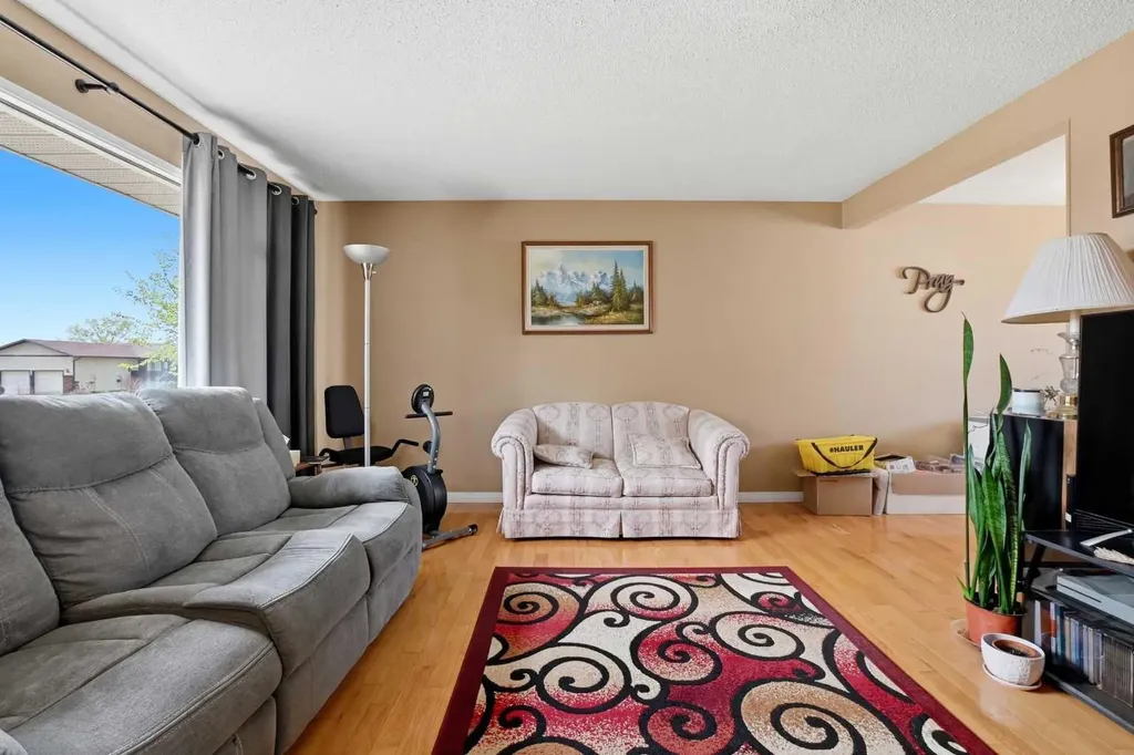 4726 47 Avenue Lacombe AB T4L 1T9