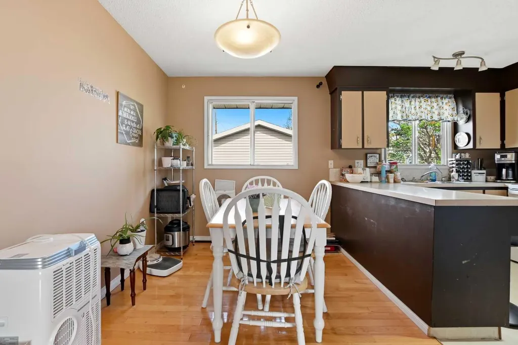 4726 47 Avenue Lacombe AB T4L 1T9
